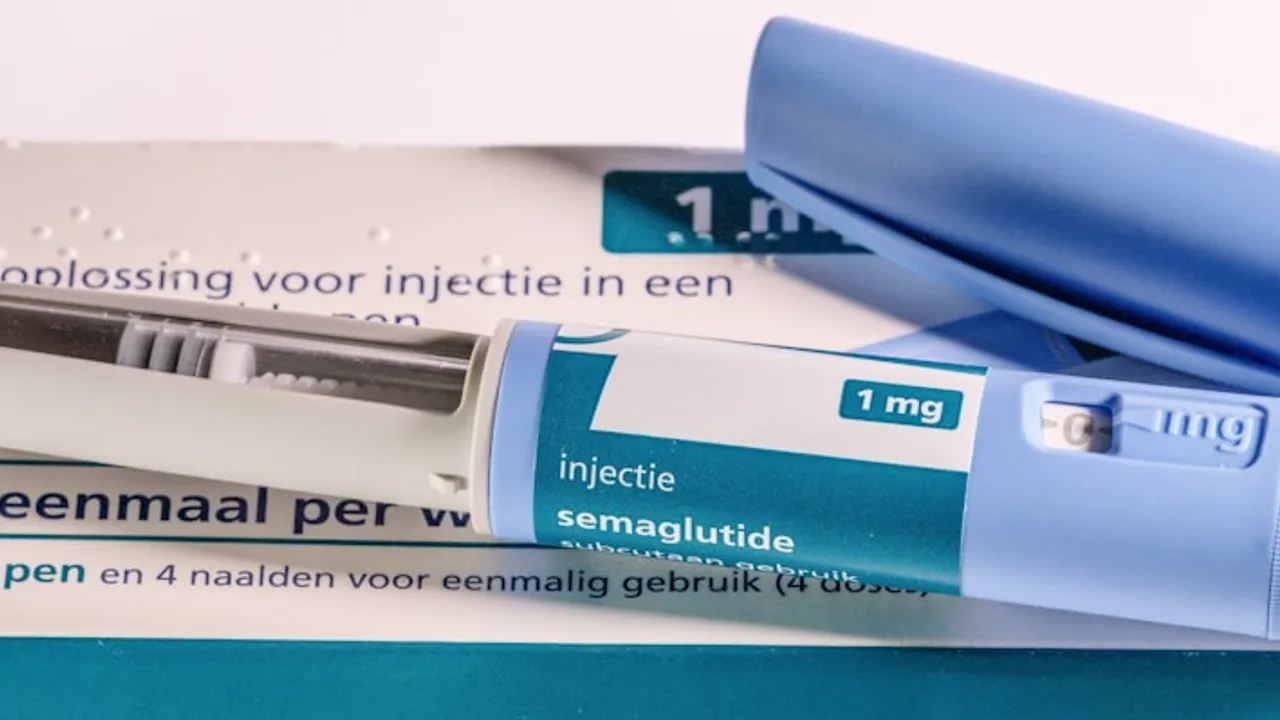 Insulin pen and its packaging are shown.
