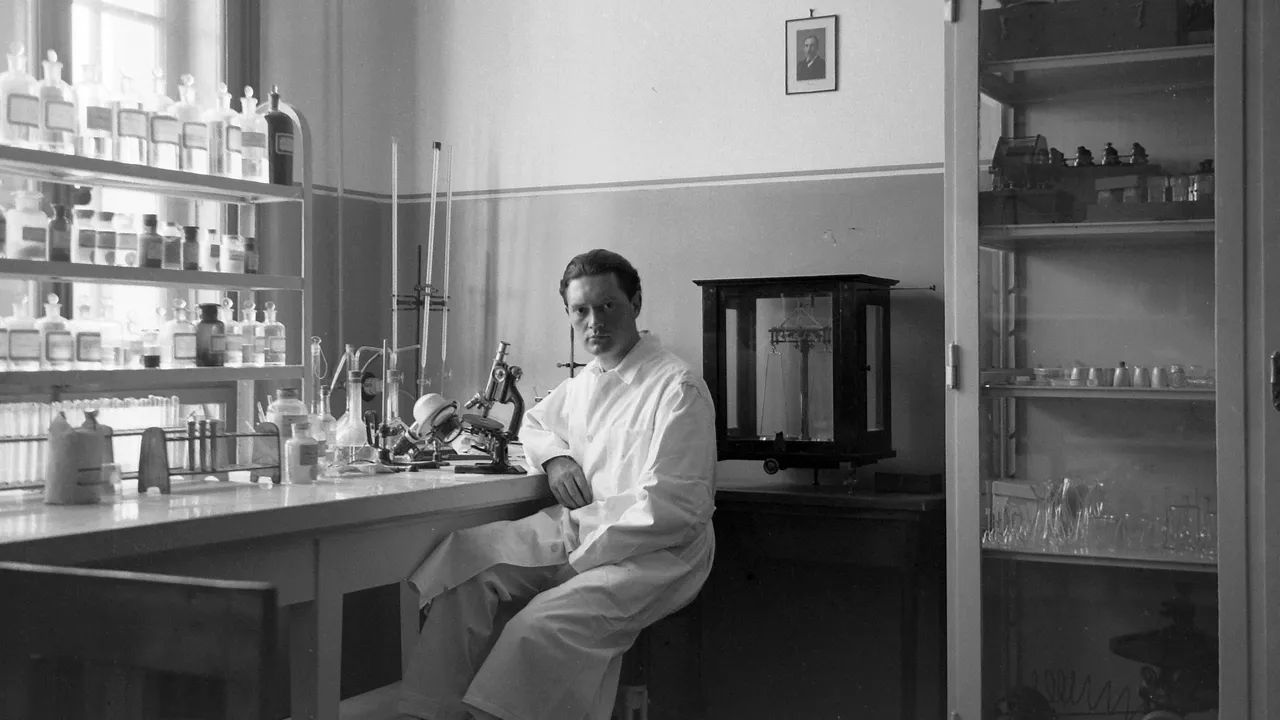 Portrait, microscope, laboratory, test tube, scale, burette Fortepan 7166