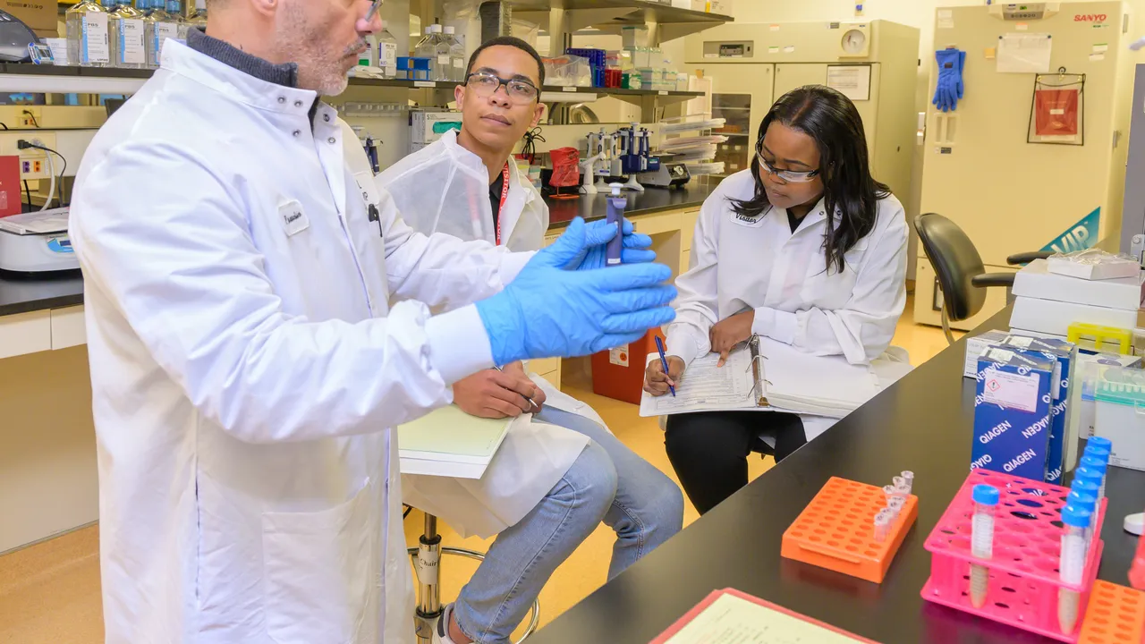 Scientists from South Africa training on mRNA Vaccine Production at the NIAID Vaccine Research Center