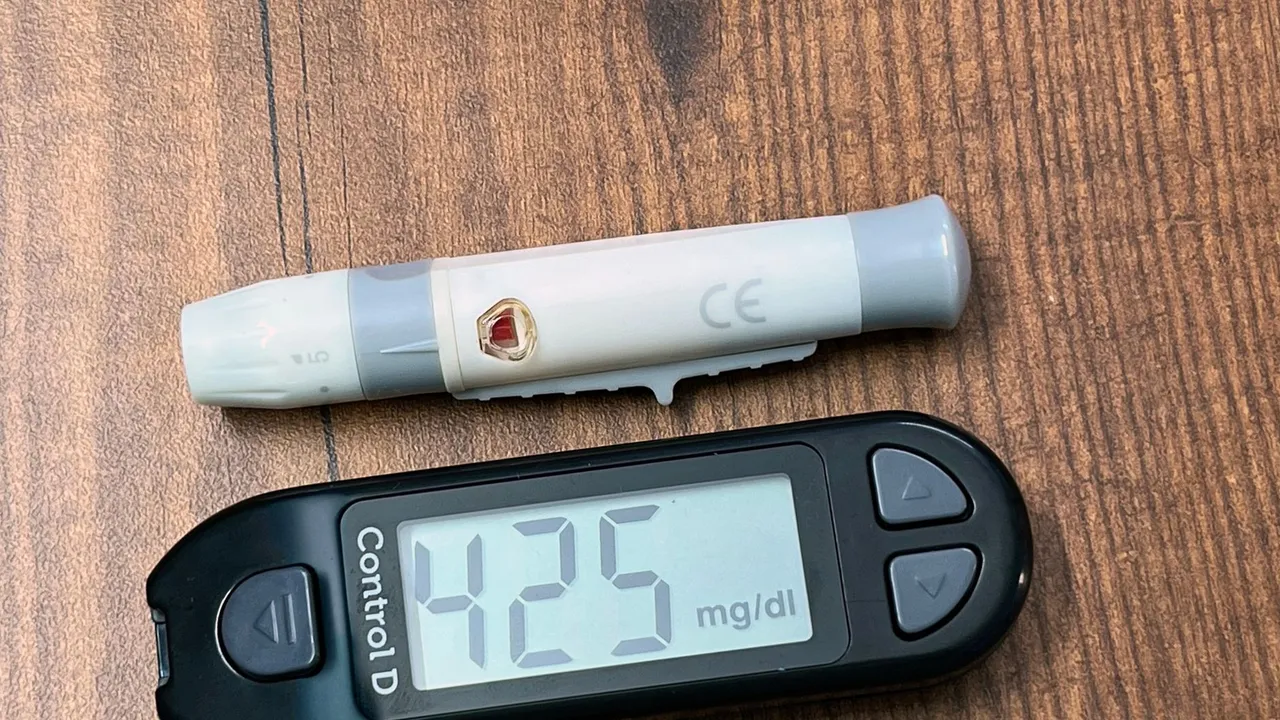 A glucometer displaying high glucose reading of 425 mg/dL, essential for diabetes care.