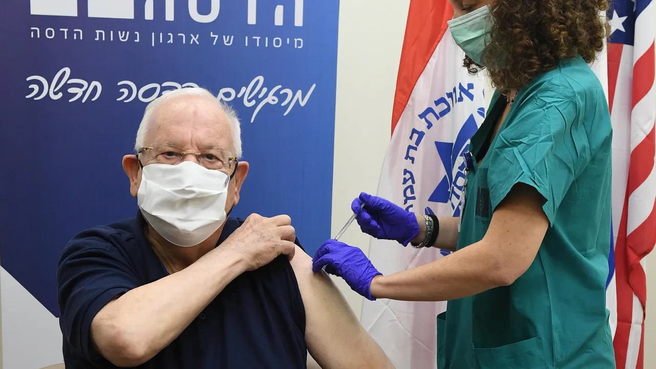 Reuven Rivlin receives the second dose of vaccine at Hadassah Medical Center, January 2021 (GPOMN1 6363)